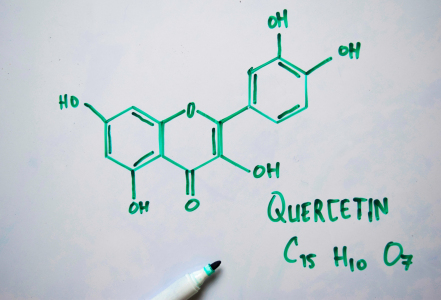 Proč je vhodné kombinovat quercetin s bromelainem a vitaminem C?